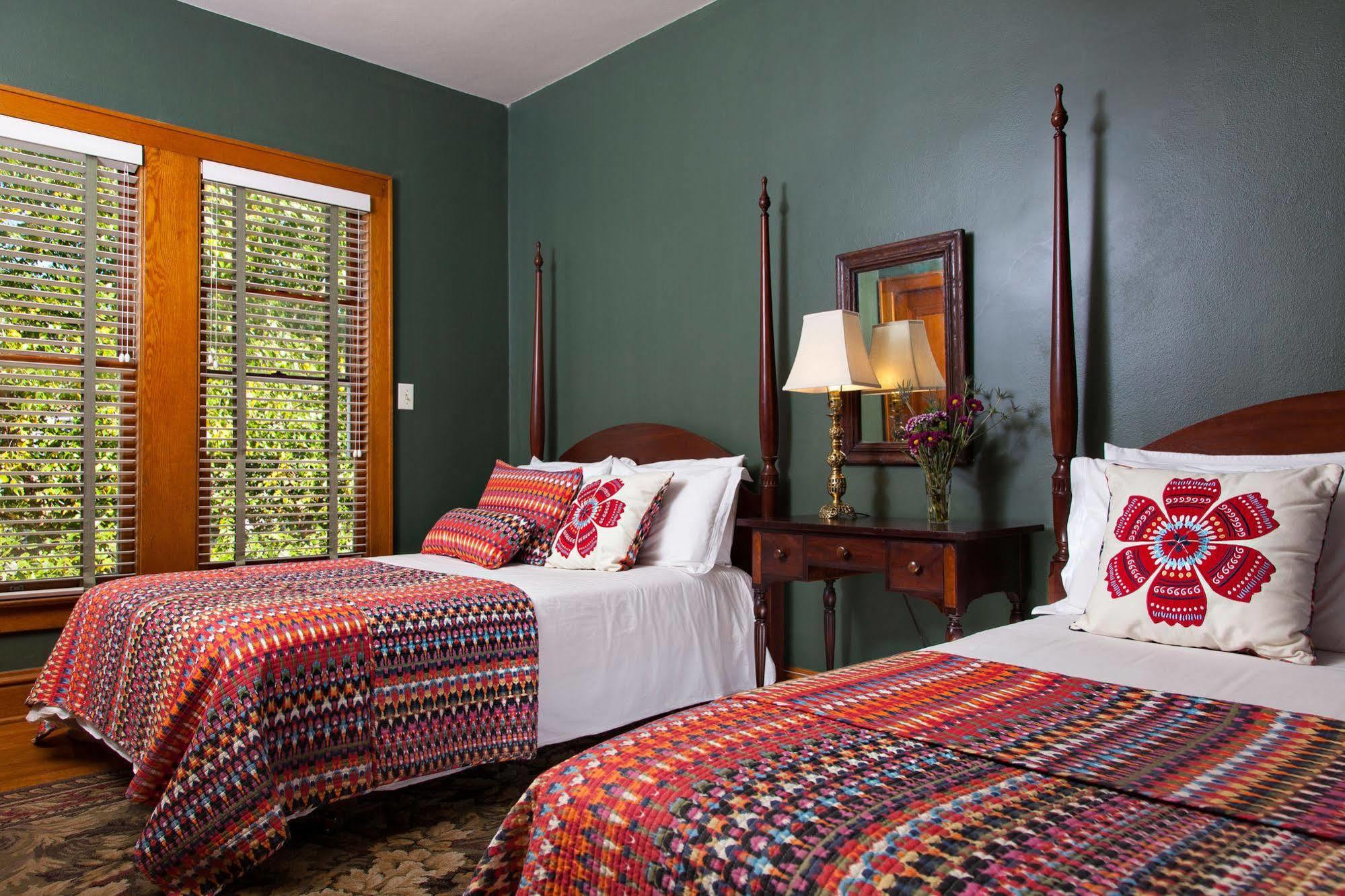 The Guest House Inn On Courthouse Square Hinton Bagian luar foto