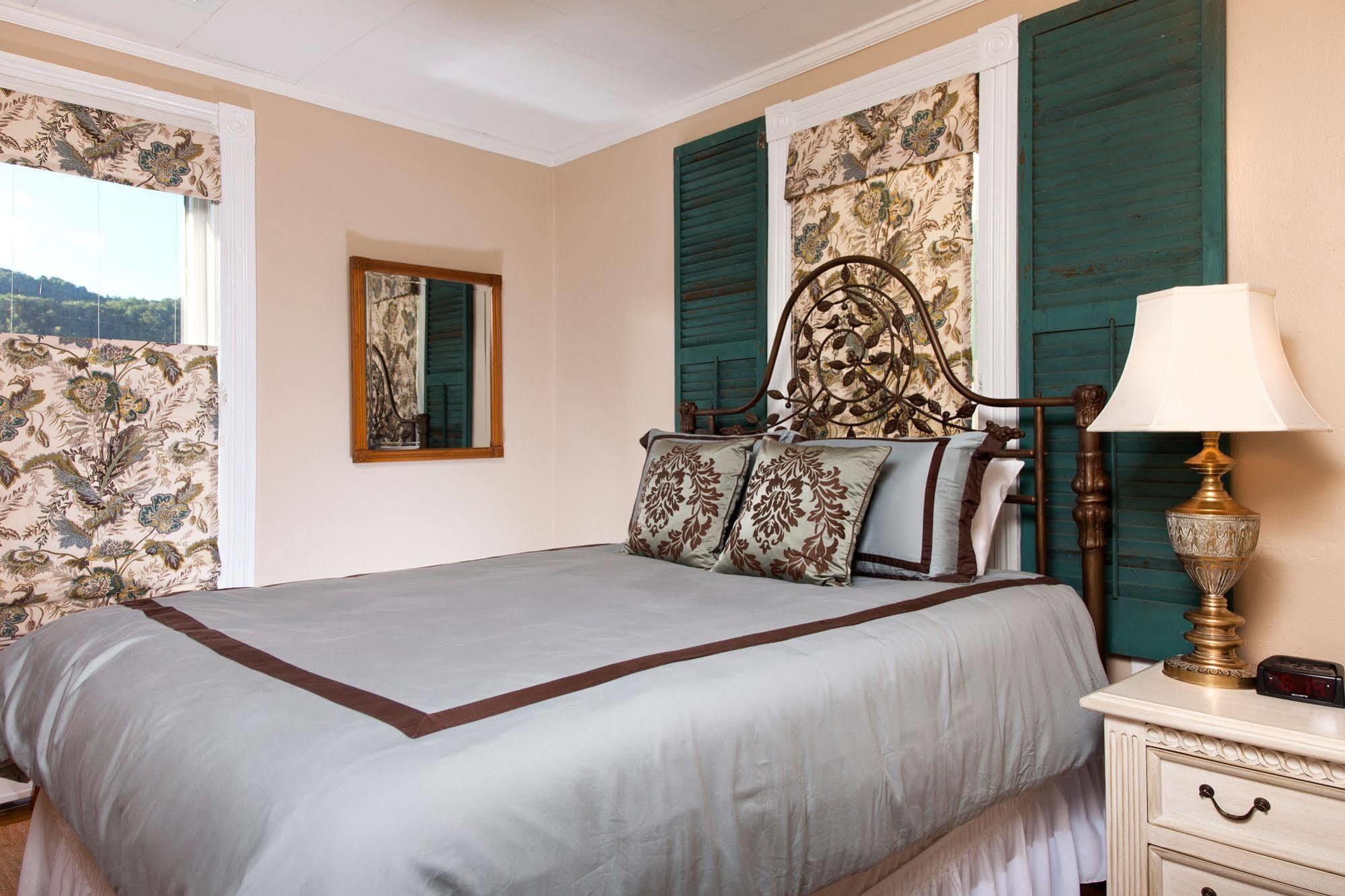 The Guest House Inn On Courthouse Square Hinton Bagian luar foto