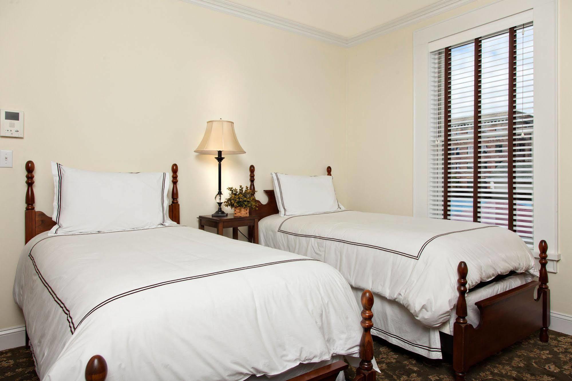 The Guest House Inn On Courthouse Square Hinton Bagian luar foto
